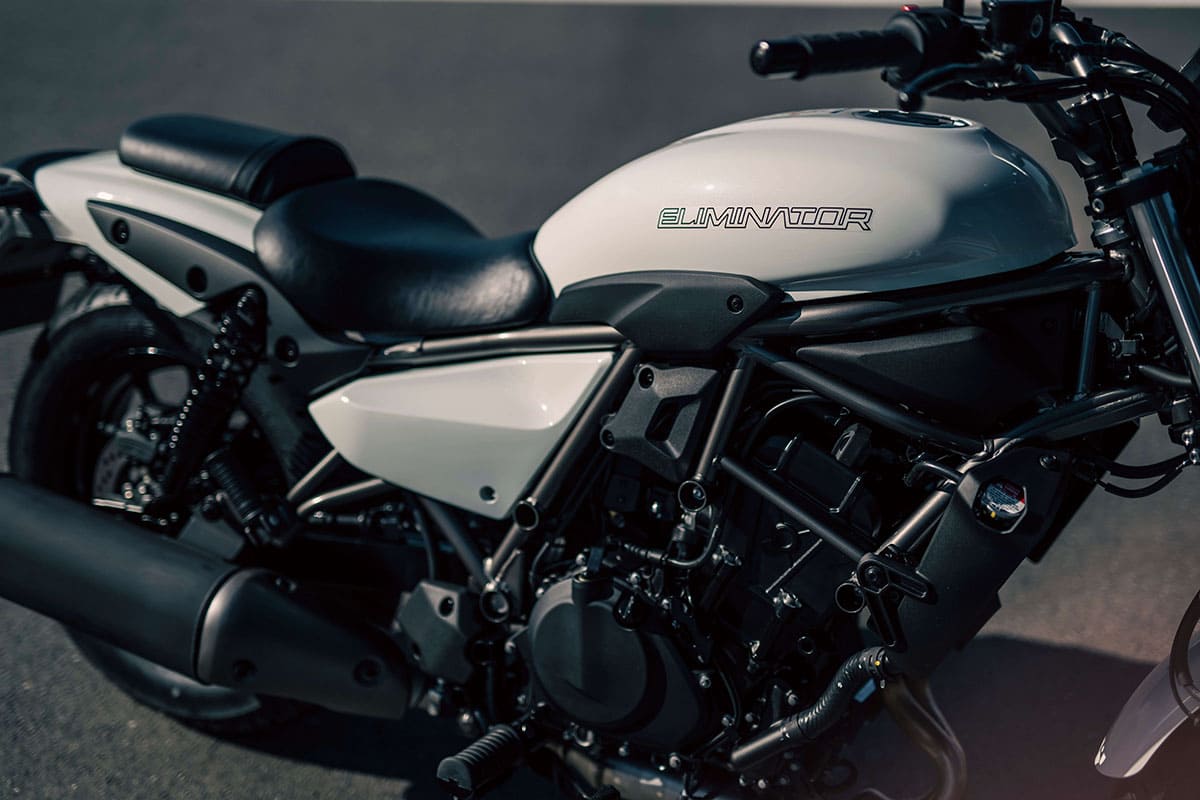 ELIMINATOR引擎採用與NINJA400相同的水冷並列雙缸引擎,擁有47.2hp@10,000rpm的最大馬力