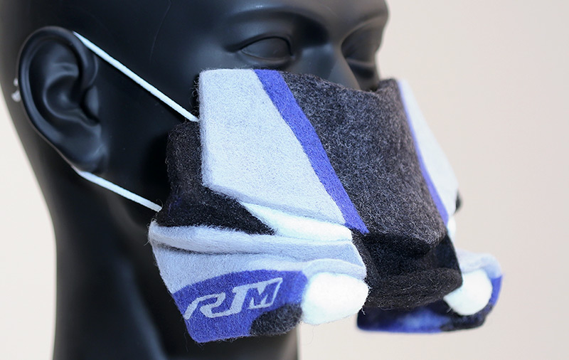 這個口罩幾乎完整還原YZF-R1M的車頭樣貌