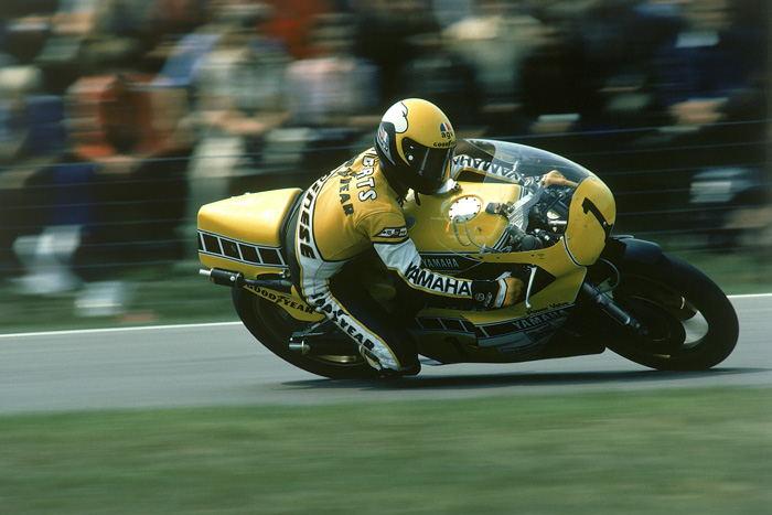 Kenny Roberts 不是現在年輕人所熟悉的名字，綽號 "肯尼王" 的他曾在GP 500 二衝時代活躍過一段時間，用騎越野車的滑胎方式來操控那隻500 c.c 怪獸