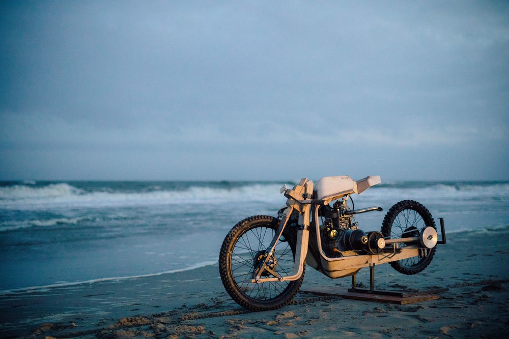 前陣子我們曾報導一輛吃海藻油的摩托車，這個生質能源與BOSCH 的合成燃料一樣都是碳中性，而且已經存在