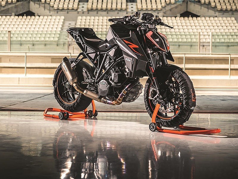 今年三月，這間橘色車廠成立了一個名為 "KTM Customer Racing" 的專案部門，負責將現有量產車改裝成具有賽道性能的比賽車，以及開發各種性能套件，可以直接安裝在自家的一般市售車款上，挪到賽道上使用，圖為經原廠改裝後的KTM 1290 Super Duke R