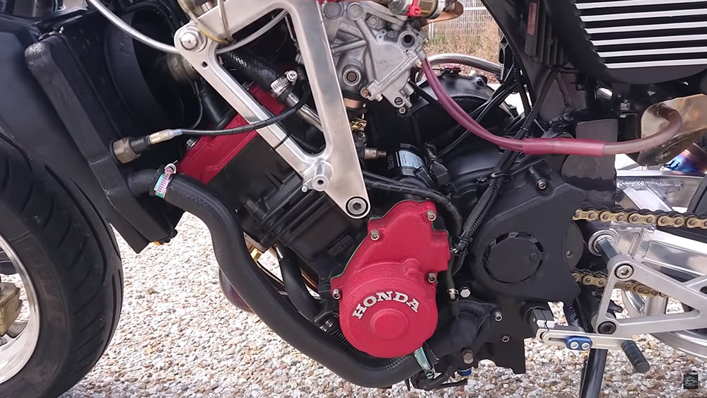 這位車主還特地換上了追求馬力的1992 CBR250R的並列四缸引擎