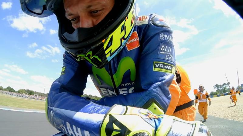 本有機會拿下勝利的Rossi 因最後一圈的一個失誤被Vinales 超車,急於彌補的過程中卻在最後幾個彎前摔車,沒能完賽,當下相當失望地低頭不語