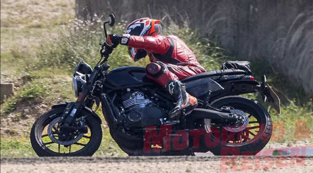 Scrambler 400 XC的正式發表之外，最近外媒也在歐洲捕捉到了另一款全新車型的測試車照