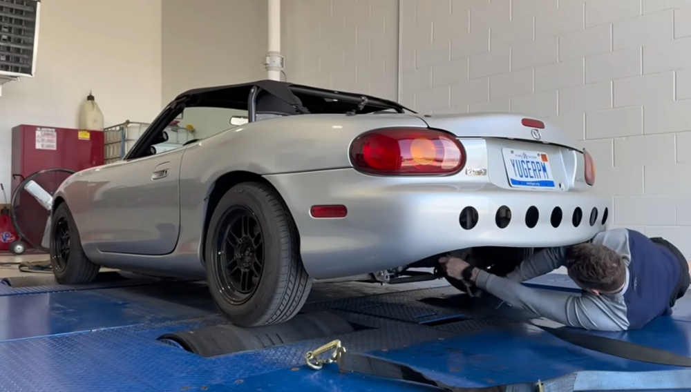 國外YouTuber最近以Mazda Miata為基底,推出了採用機車引擎的作品