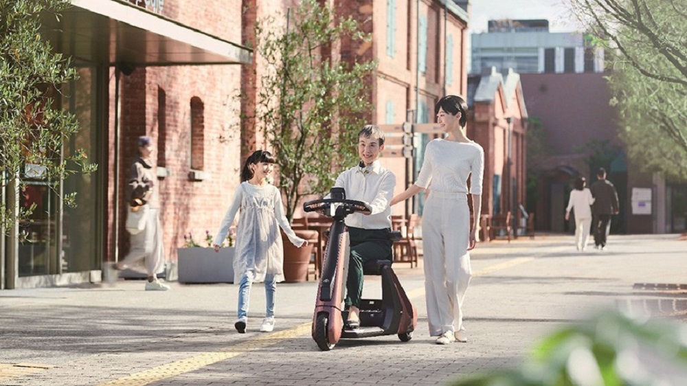 根據日本當地道路法規,C+walk S將被視為行人,只能在人行道上行駛
