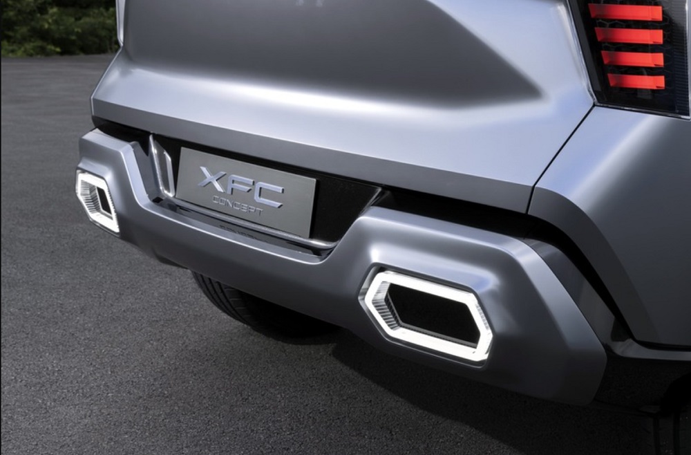 前後保桿上都有著LED光環