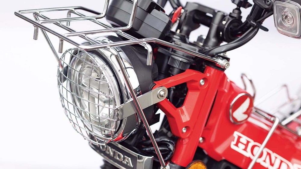 車頭一樣裝上了貨架提供載物空間，同時也有頭燈罩避免頭燈受損