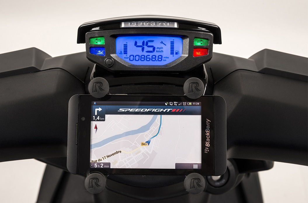 最特別的是儀表板下方內建手機座,能夠讓騎士輕鬆使用手機導航或其他用途