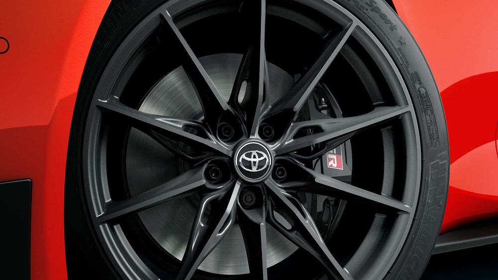 在橘色的亮眼塗裝下,採用了全黑的輪框及卡鉗設計