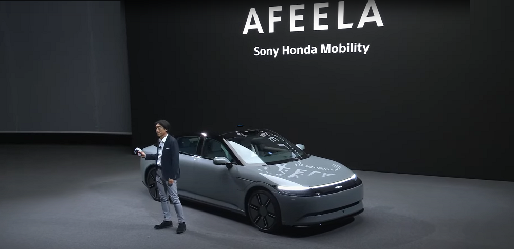 Sony Honda Mobility社長川西泉先生，真的直接拿著PS5搖桿操控車輛進場