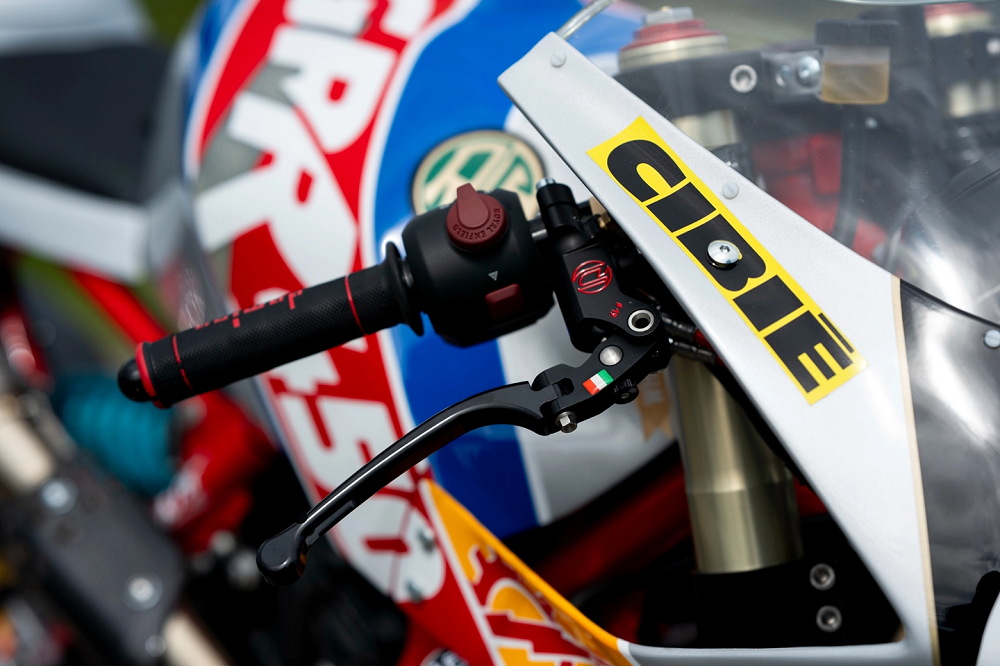 為了讓車輛可以應付激烈操駕,就連把手也換上了全新的配備