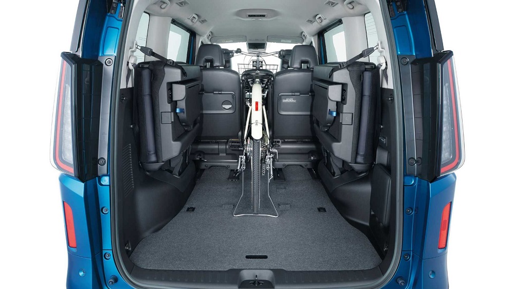 為了讓車內空間最大化,採用了方形的造型設計