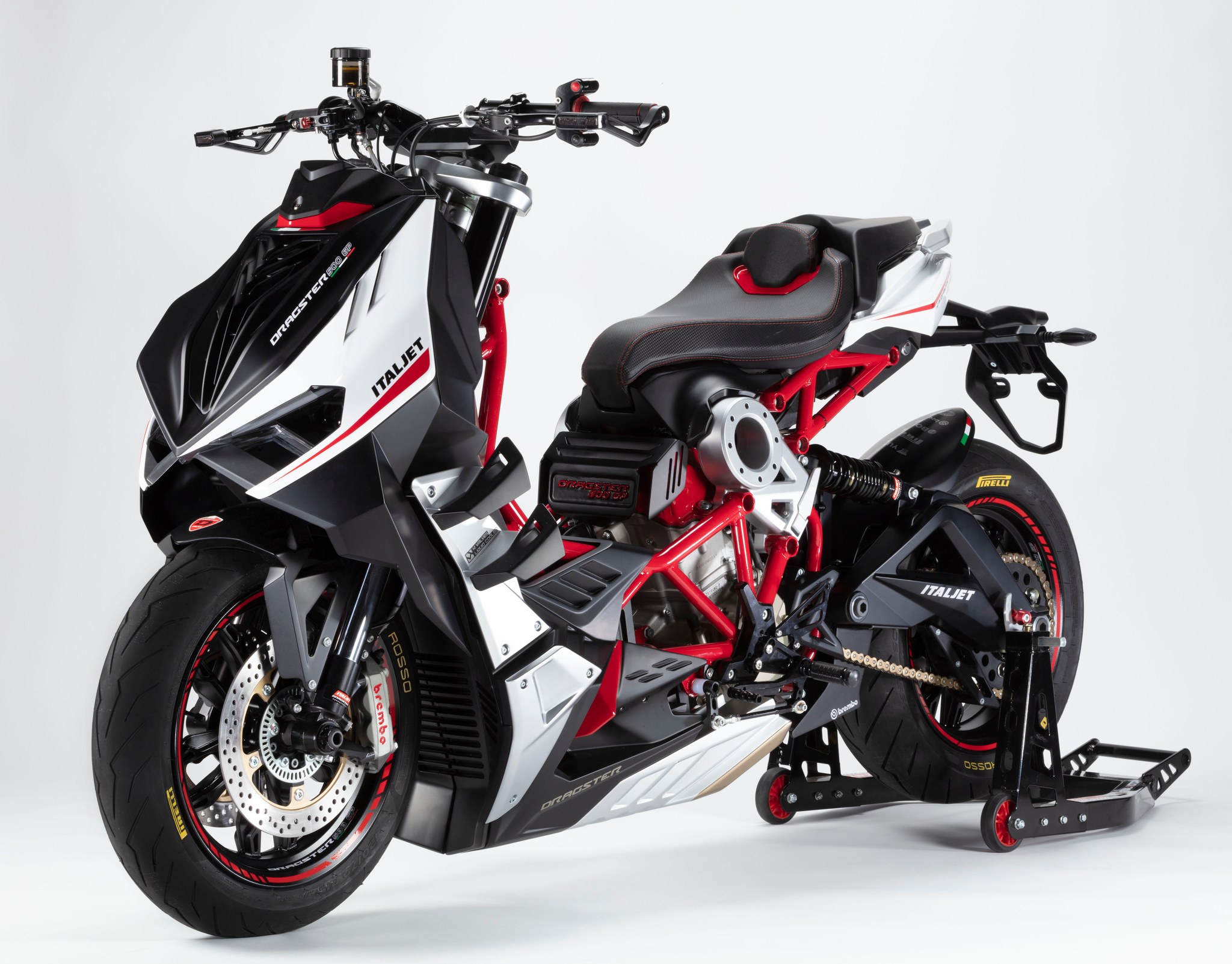 Dragster 500GP車頭設計乖張暴力，符合運動形象