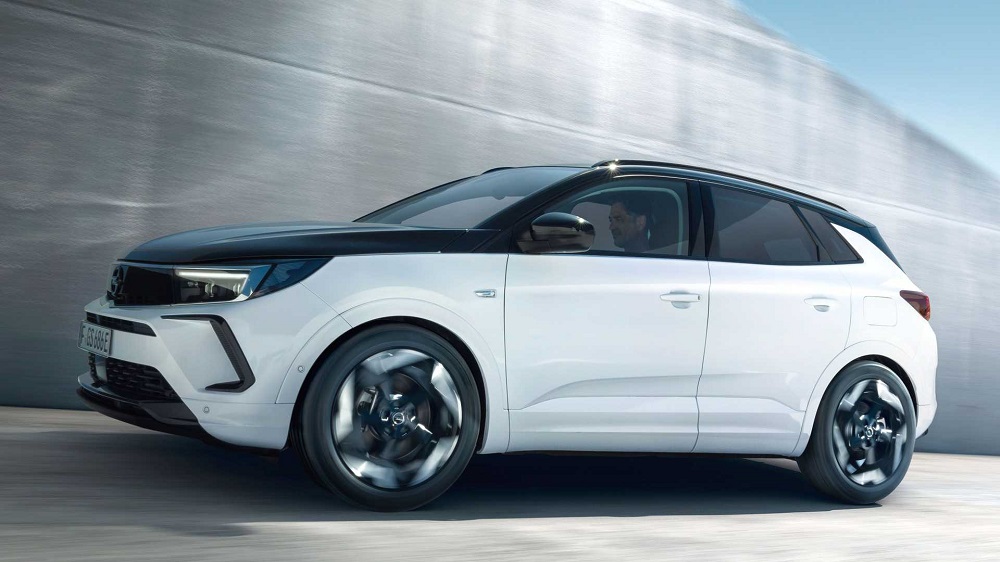 Grandland GSe搭載了1.6升渦輪增壓引擎和兩顆電動馬達,最大馬力可產生296hp