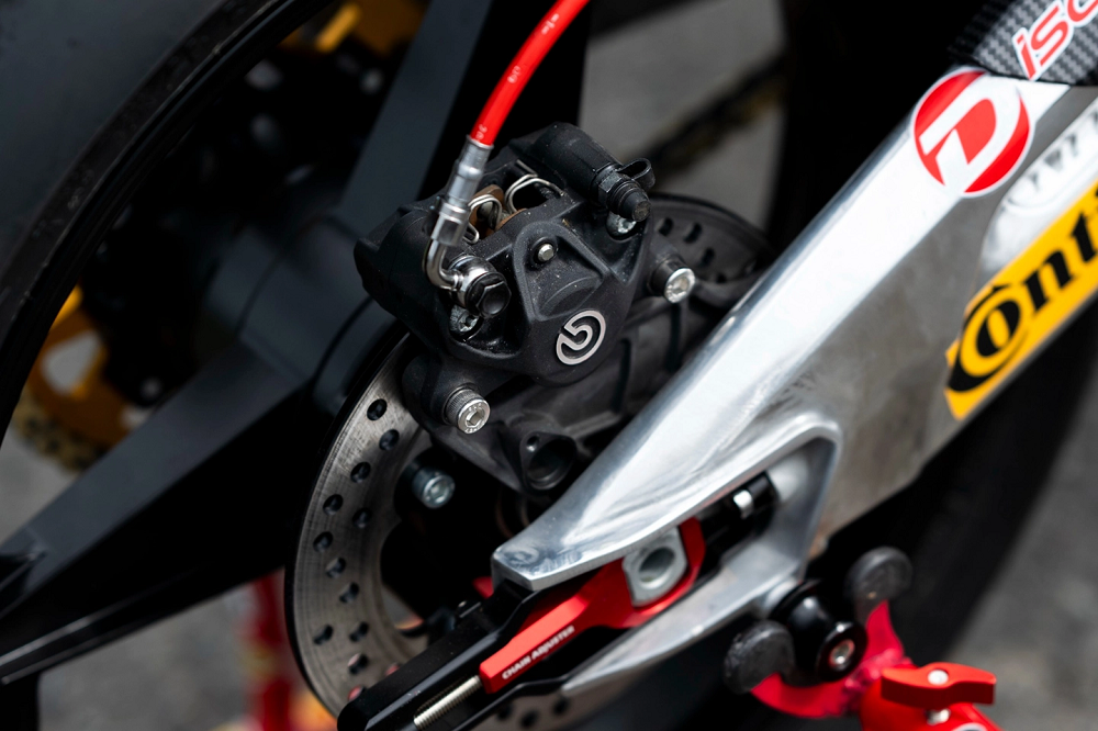 性能更加強大,制動部分也同步進行升級