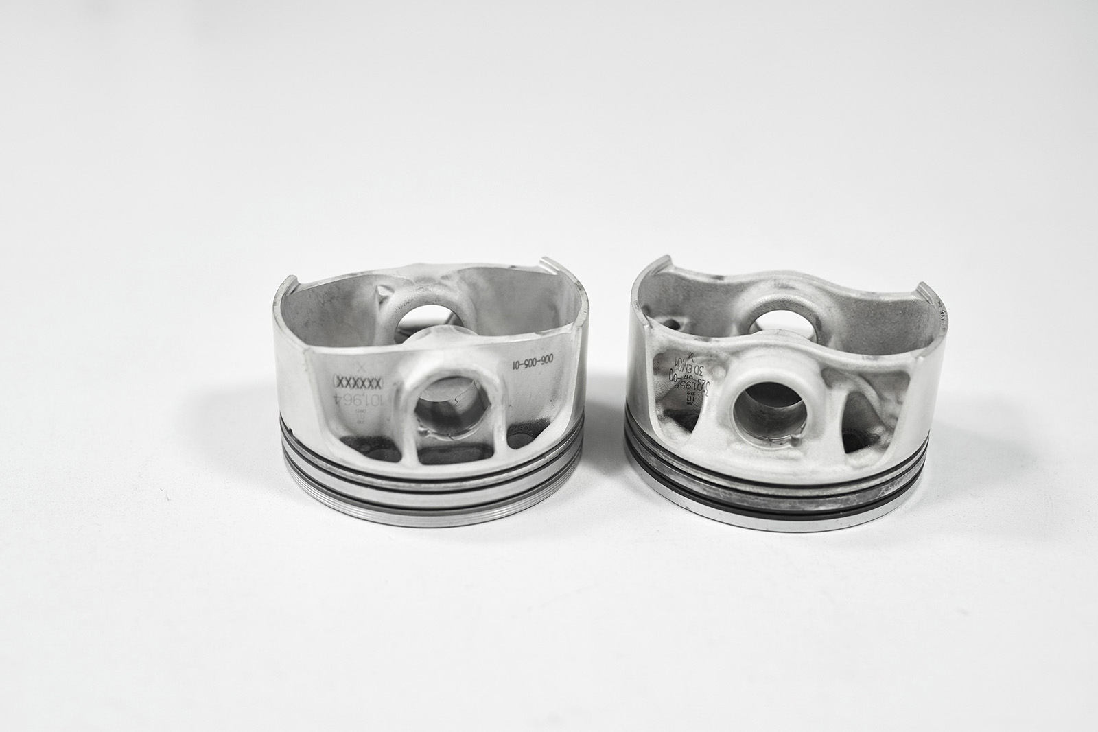 以3D列印技術所生產的活塞(右),在重量上較傳統鍛造而成的活塞輕百分之十(左)