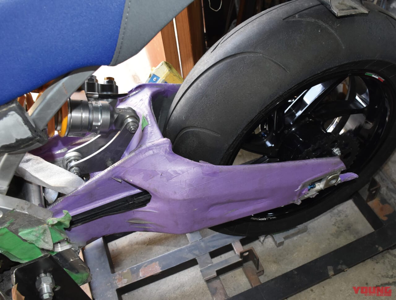 後搖臂也使用新的設計來保留ZX-10R的運動性