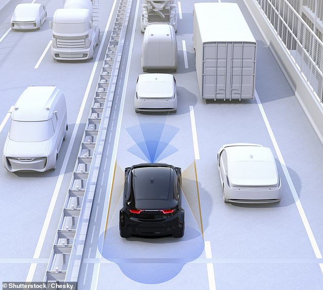 英國準備開放具備車道維持的汽車能“放雙手”自動駕駛,但也遭到機車相關團體質疑安全性