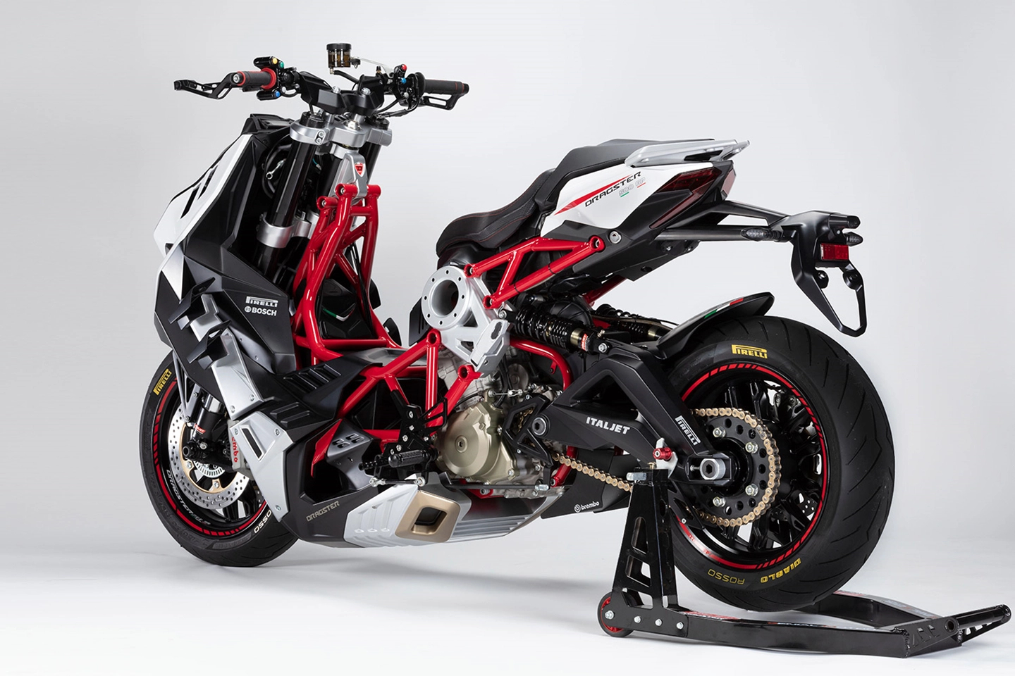 車身部件幾乎裸露在外，形成獨特美感