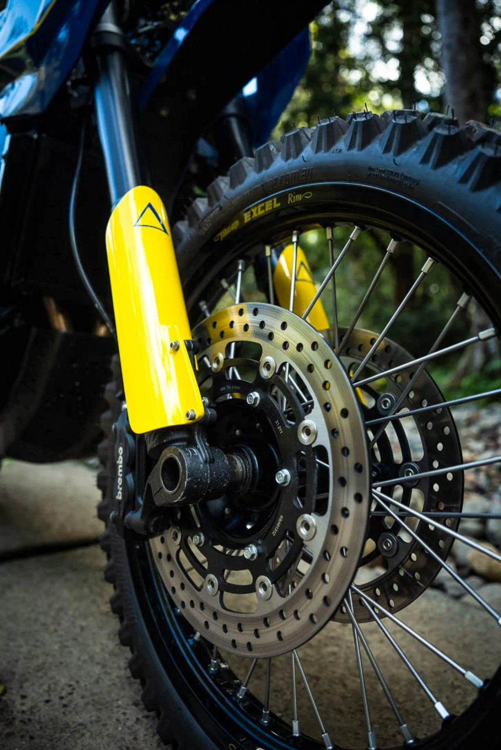 懸吊部分換成了KTM 1190 Adventure R的48mm前叉