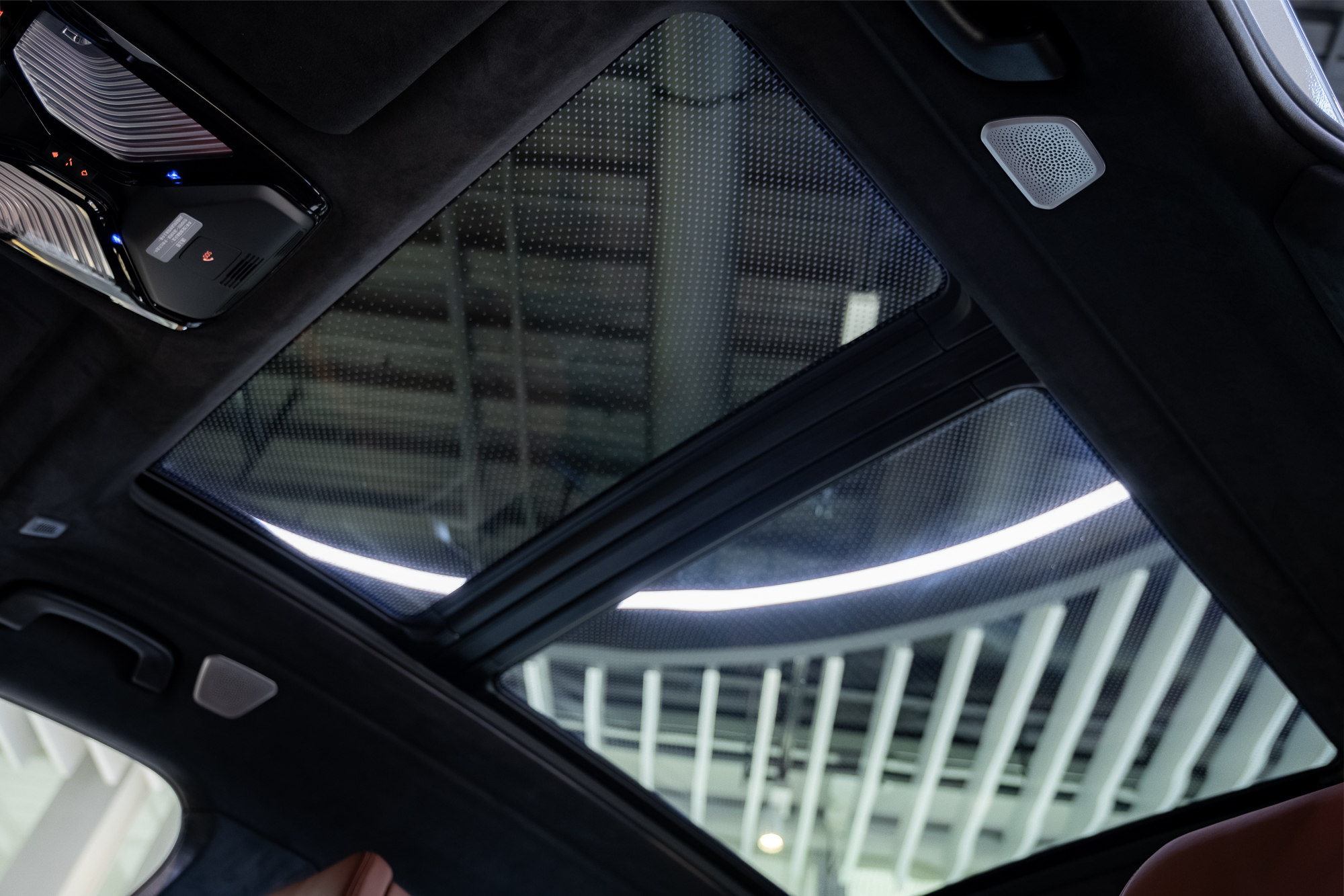 豪華質感由外而內匯聚而成，全新2025年式BMW X7 xDrive40i M EXCELLENCE特仕版將運動氣息注入頂級層峰座艙中，除了擁有頂級水晶中控套件、Sky Lounge全景式電動玻璃天窗、Bowers & Wilkins鑽石高傳真音響系統、五區恆溫空調及可調第二排座椅，打造無微不至的豪華乘坐體驗。