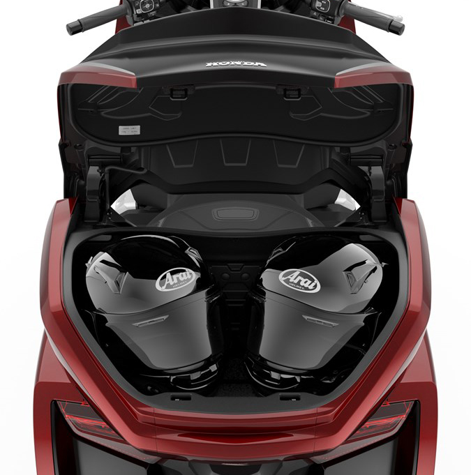 後頂箱的空間提升至61公升,可放入兩頂全罩帽