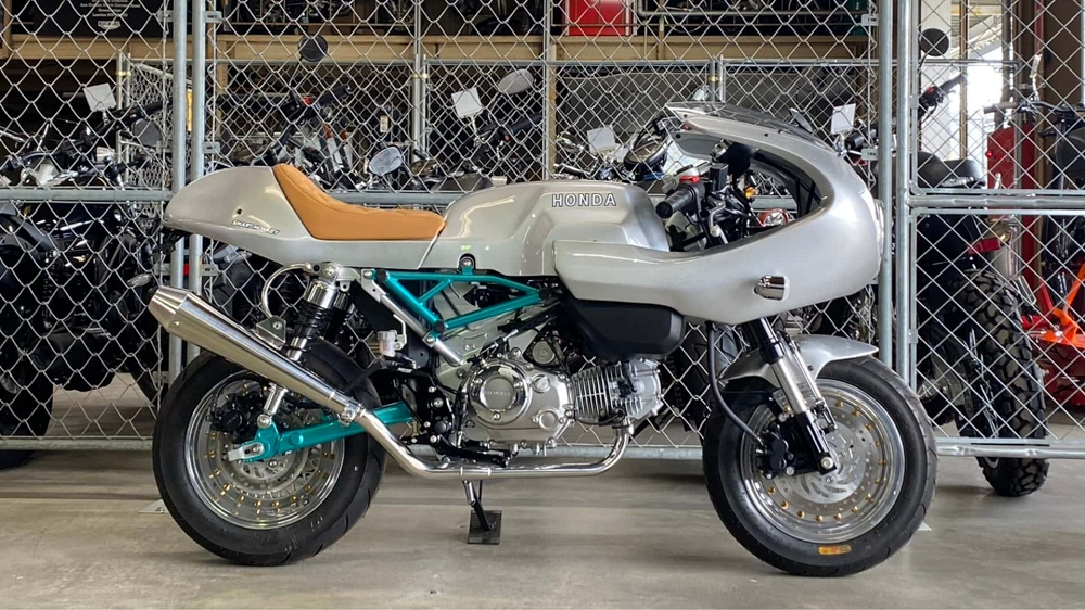 整輛車完整還原了Paul Smart 1000LE的元素