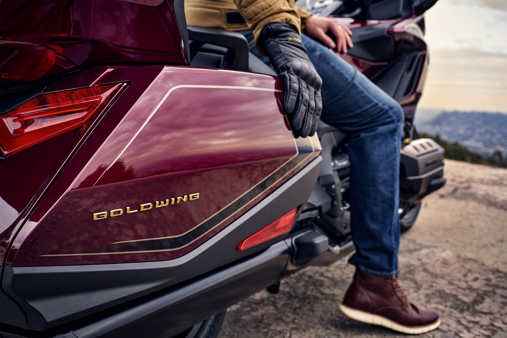 不論是「金屬紅」還是「永恆金」，兩個車型的兩側都有著Goldwing的字樣