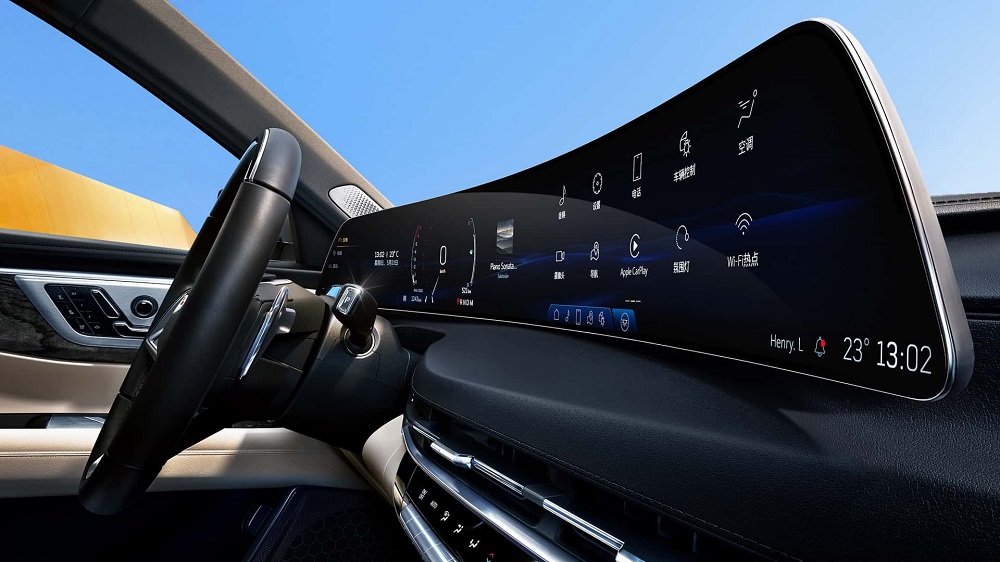 車內33吋的液晶螢幕十分搶眼，卻也整合了行車資訊與多媒體娛樂系統