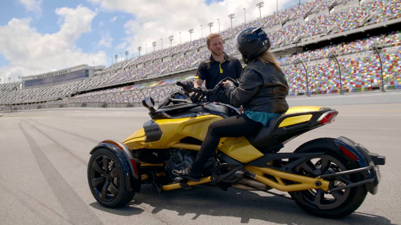 變速系統使用自動變速箱,換檔只需要用手指按下升檔或降檔按鈕便能進行換檔