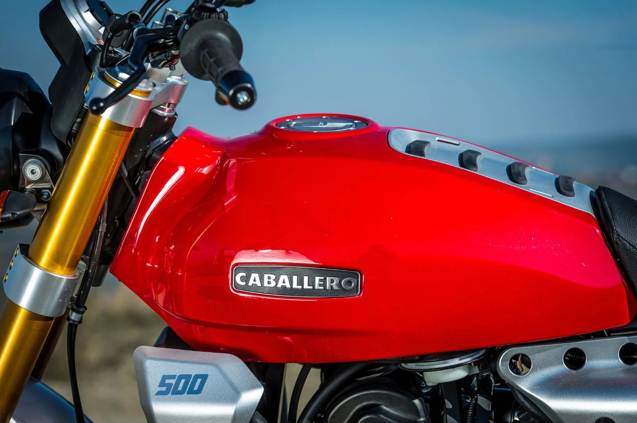 獨特的油箱造型是Caballero 700一大特色之一