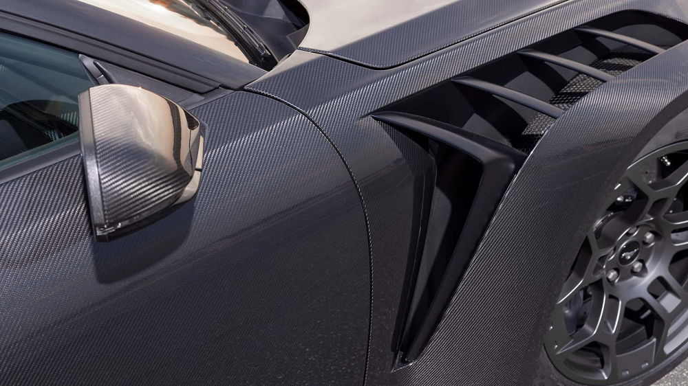 透過大量碳纖維材質,整輛車減輕了5.8公斤