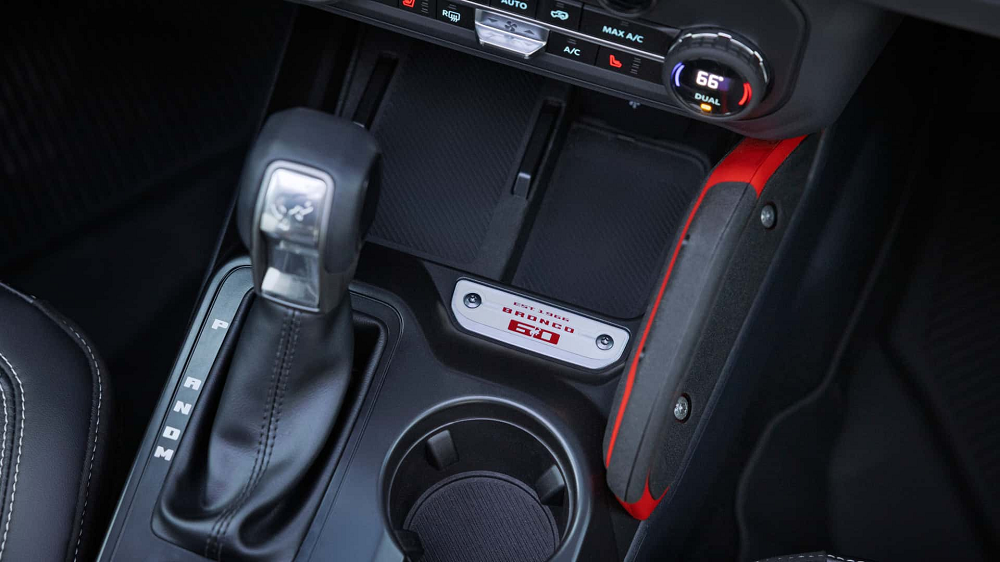 除了座椅上烙印著60週年字樣，中控台也有著獨特的名牌裝飾