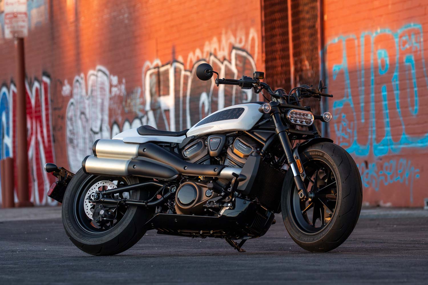 Harley-Davidson Sportster S風格強烈，也引來中國廠商的模仿風潮