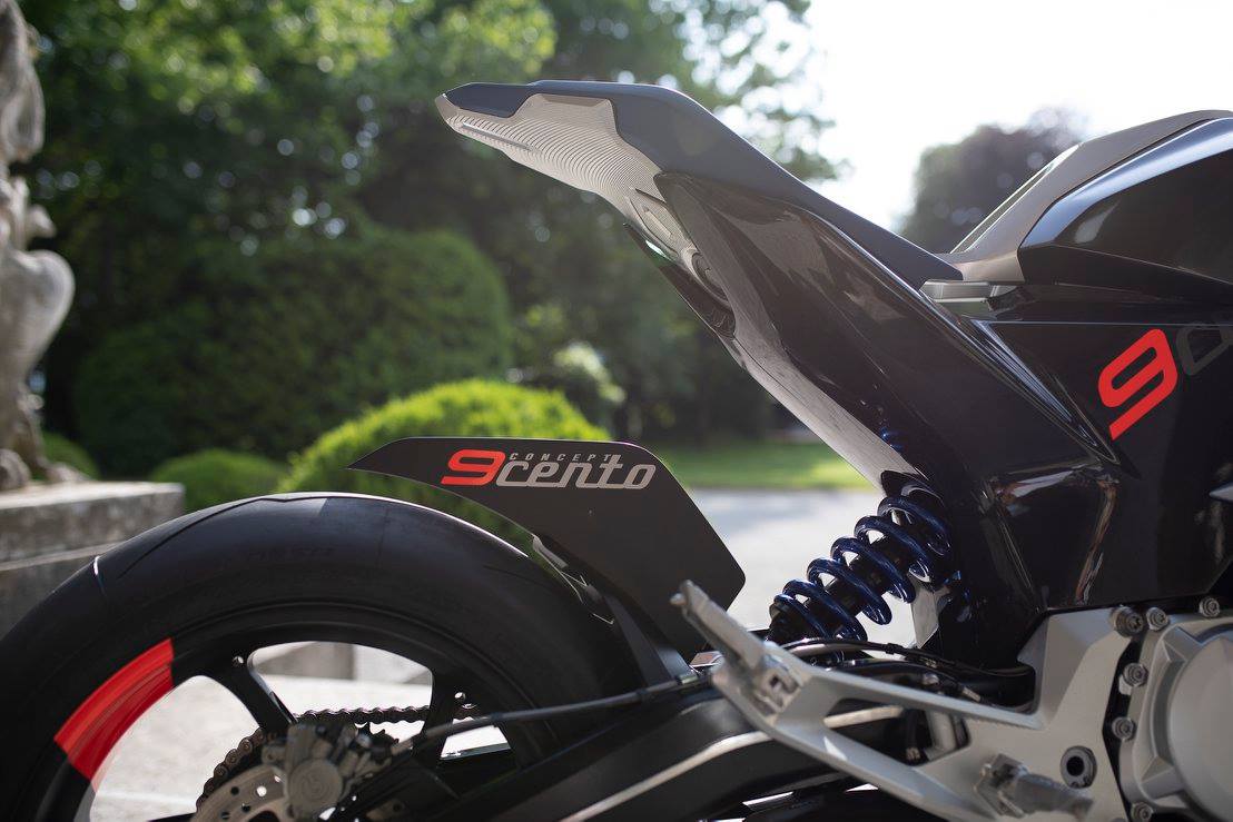 短尾的車尾，在拆卸下雙邊的側箱之後，呈現出不輸給仿賽車款的俐落感，單看這個畫面，足以讓人相信這是一台十足性能取向的運動車款。