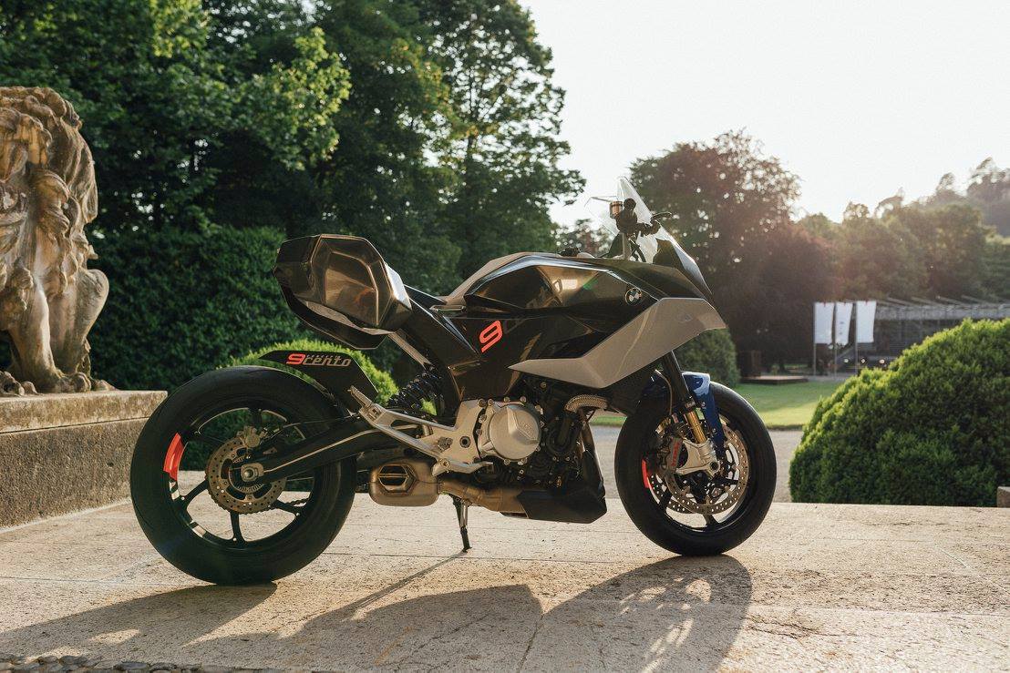 鏡頭拉遠來看，短尾的車屁股配上兩顆金屬風格的側箱，一點也不顯得突兀，而車頭聳立的風鏡與側邊線條，明顯帶有BMW自豪的冒險車款風格，跑格與冒險精神的柔和，在這台車上顯得十分合情合理！