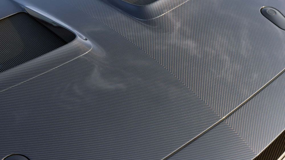 全車用上了大量的碳纖維材質