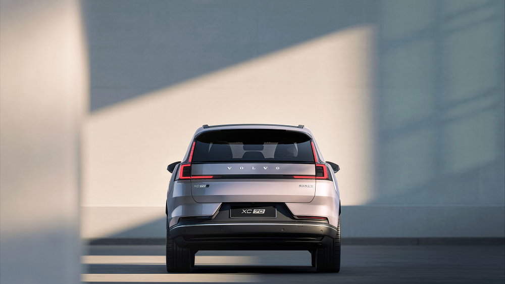 車尾的C字型尾燈,加強了整輛車的記憶點