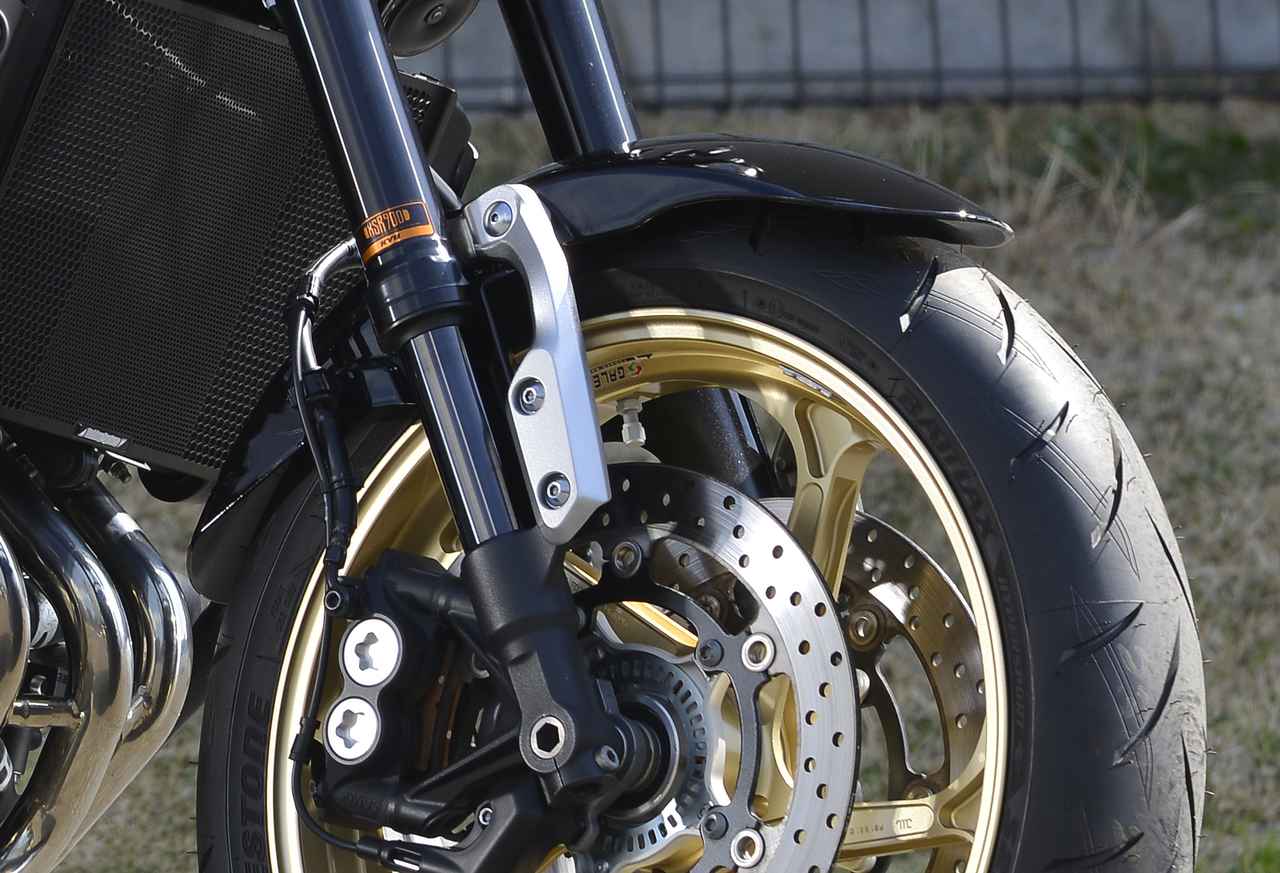 Heritage Exterior RZ Black 套件包含油箱罩,側蓋和前土除,照片中所見之前叉,輪框等為它廠改裝部品,需額外添購