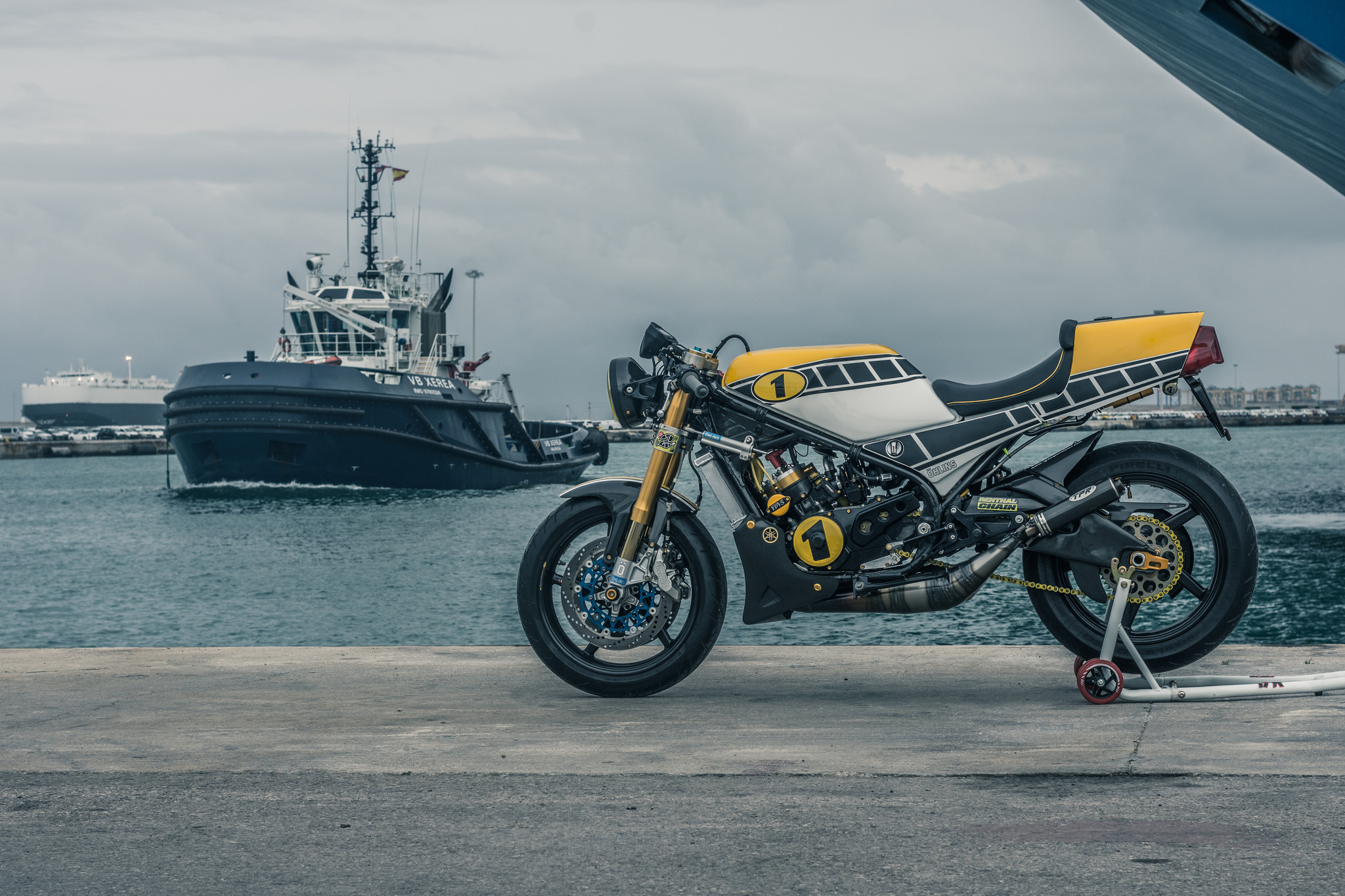 除了塗裝，Mike 也將全車各處做了不少改裝，前後OHLINS 避震、BST 碳纖維輪框，大量碳纖維車身套件，YZF R6 後搖臂，APRILIA RSV Factory 前輪軸心，加大水箱，訂製上下三角台，以及數不清的細節等等