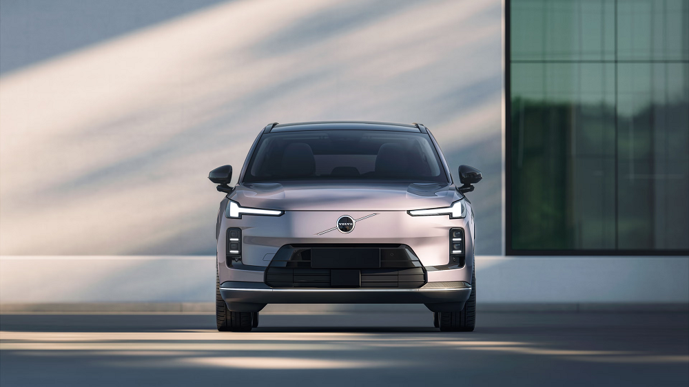 車頭擁有著封閉式的水箱護罩,並且採用新世代的設計語彙