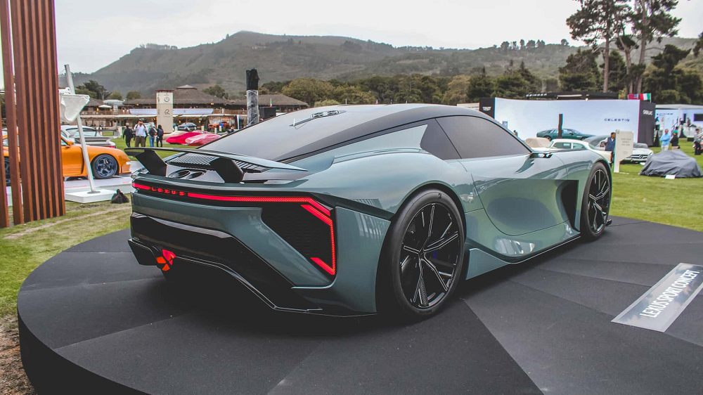 車尾部分也用簡單線條呼應頭燈造型,比較亮眼的是車尾的Lexus字樣採用了全新呈現