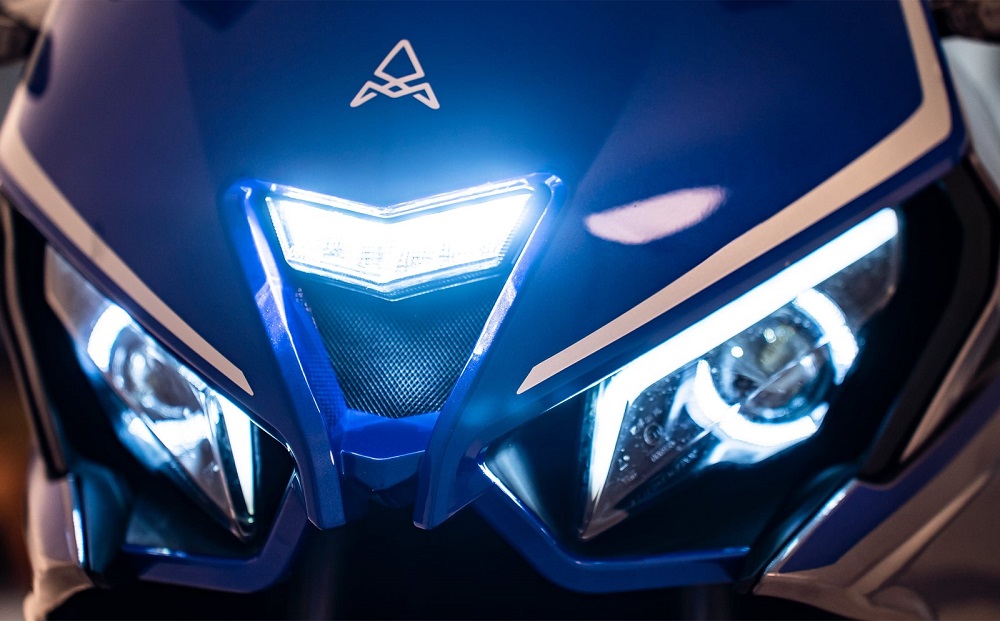 撇除掉日行燈造型,車頭的臉部造型和Honda CBR650R十分相似