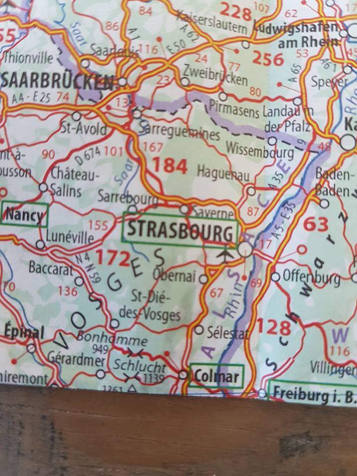 Hugo身兼導遊與領航員，與父親一起探訪二次世界大戰的歷史景點