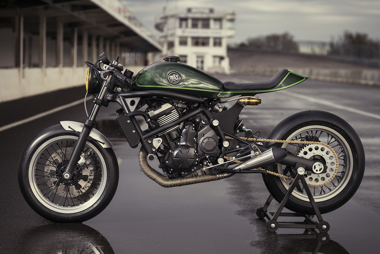 改裝者是來自法國的MRS OFICINA,兩年前曾以一輛由KAWASAKI Vulcan S 改裝而來的cafe racer 打響名聲