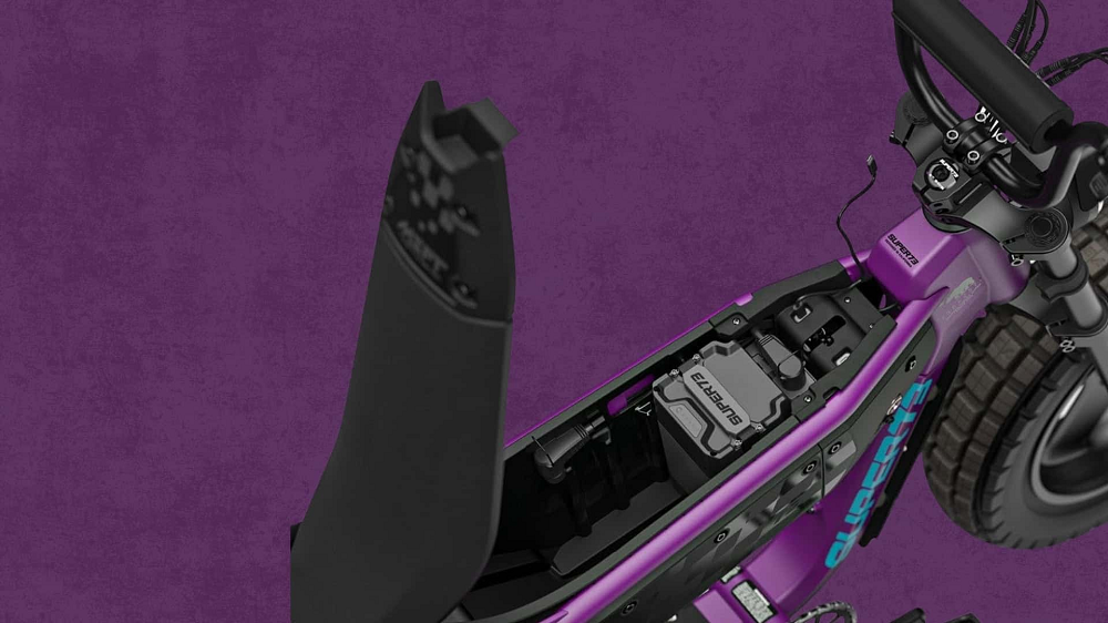 雖然擁有兩顆電池組,但坐墊下還有一個置物空間方便收納