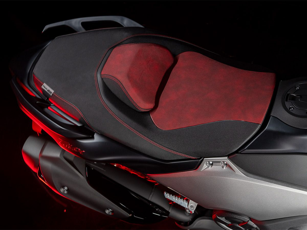 金屬深灰與銀色外，椅墊還有紅色進行點綴