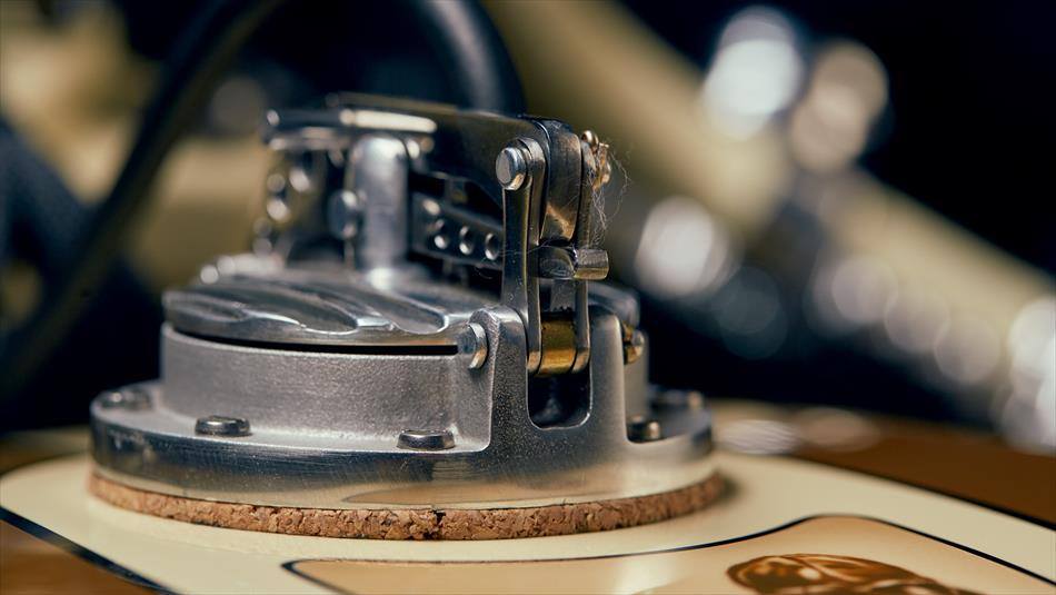 非常精緻的卡盾油箱蓋,加上那軟木墊片,整個濃濃復古味都飄出來了