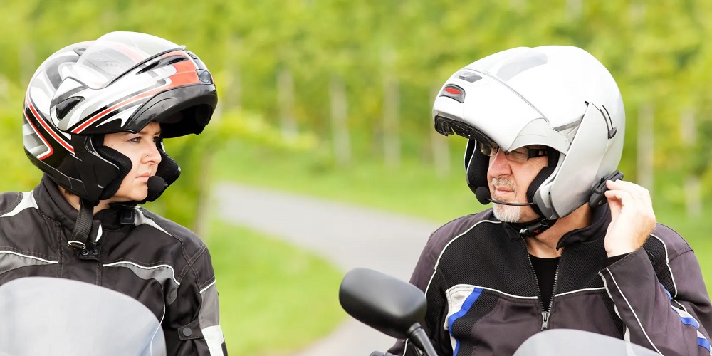 不少騎車安全帽配有的藍芽耳機，要連線iOS系統也會有些限制